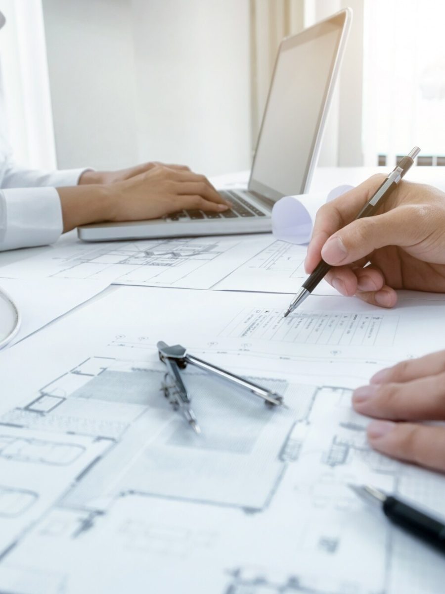 incontro-di-ingegnere-per-il-progetto-architettonico-che-lavora-con-il-partner_1421-73